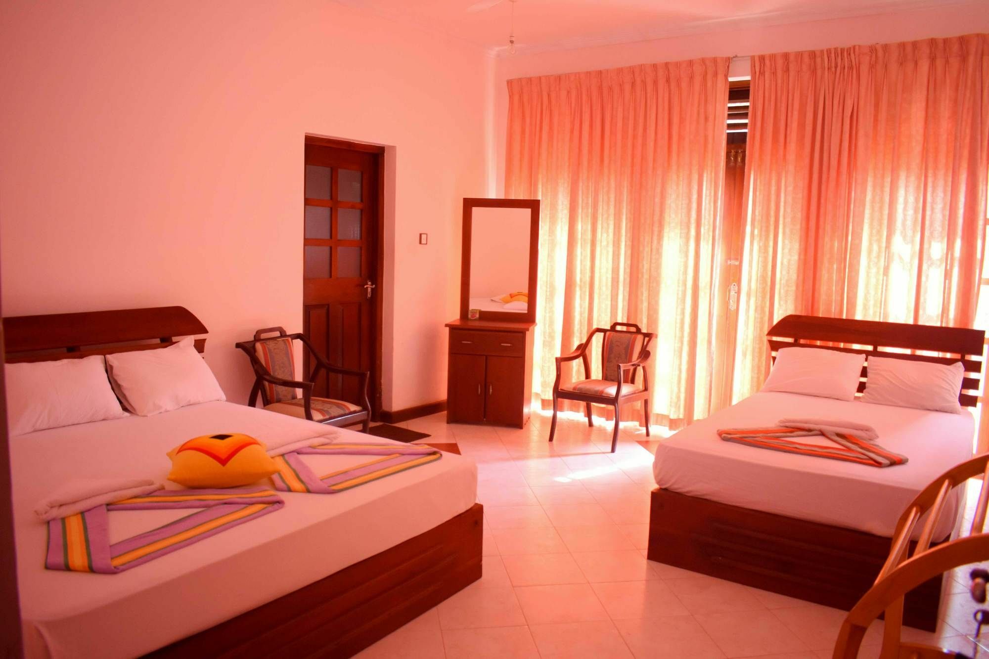 Lion Rest Hotel Anuradhapura Bagian luar foto